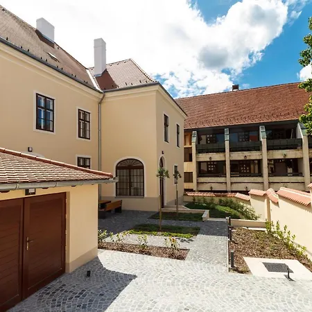 Domus Peregrini Aparthotel *